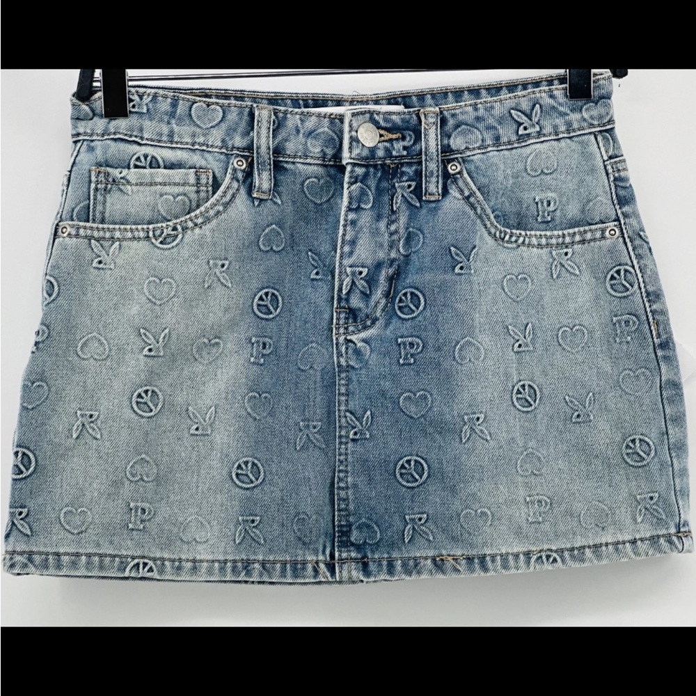 Playboy Bunny Denim mini skirt
Junior/Women size 00/1
Brand New !